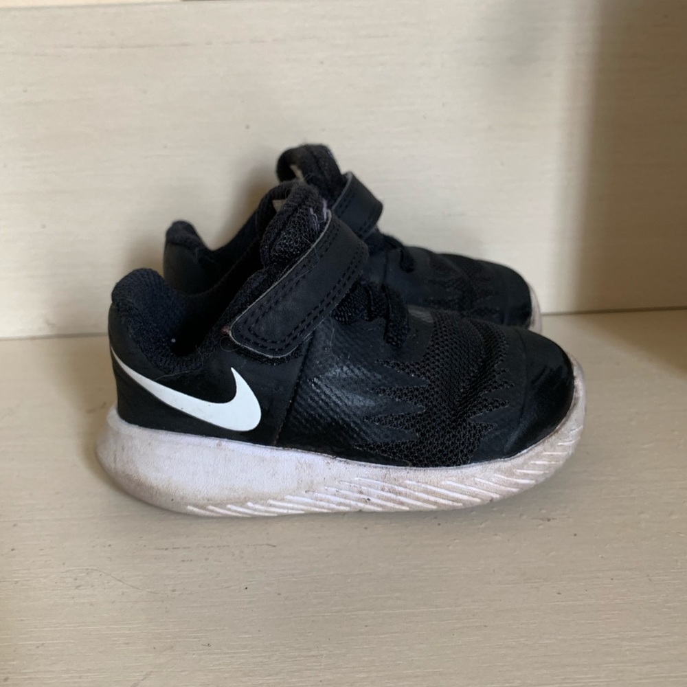 Nike Toddler Boy Size 4 Star Runner
